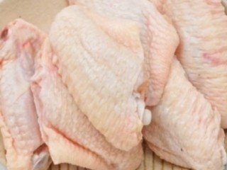 1、咸蛋黄鸡翅,鸡翅洗净,沥干水分