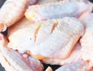 2、咸蛋黄鸡翅,在鸡翅表面划两道,方便入味