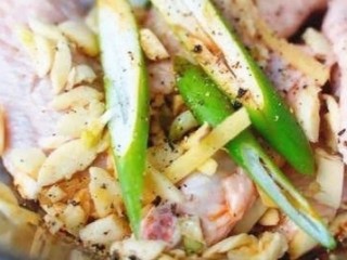 3、咸蛋黄鸡翅,放入蒜末、葱段、姜丝、生抽、盐和黑胡椒