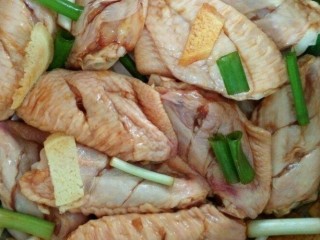 4、咸蛋黄鸡翅,将腌料与鸡翅搅拌均匀,腌制半小时入味