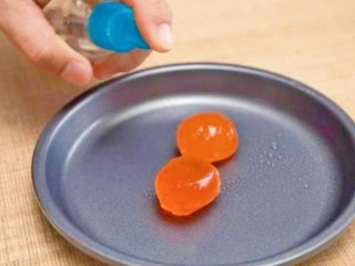 5、咸蛋黄鸡翅,在咸蛋黄表面喷洒白酒,去腥提香