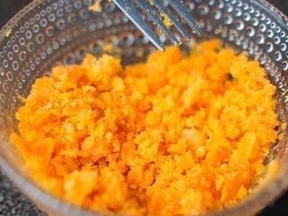 7、咸蛋黄鸡翅,烤好的咸蛋黄放入小碗里,按碎