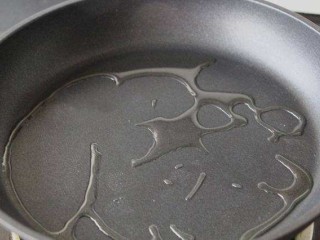 8、咸蛋黄鸡翅,平底锅内放入少量油