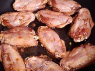 9、咸蛋黄鸡翅,将腌制好的鸡翅,下锅煎