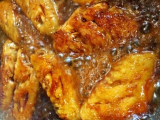 11、咸蛋黄鸡翅,锅里倒入一点点清水,盖上盖子,焖5分钟左右