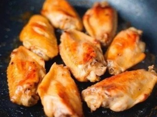 10、咸蛋黄鸡翅,中小火,将鸡翅两面各煎4-5分钟,表面上色
