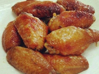 12、咸蛋黄鸡翅,鸡翅煎好后先放在盘子里