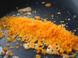 13、咸蛋黄鸡翅,直接把咸蛋黄碎倒入锅中