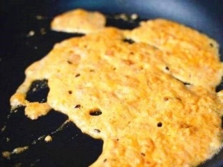 14、咸蛋黄鸡翅,开小火慢慢炒,炒到蛋黄冒泡泡