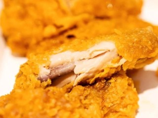 17、咸蛋黄鸡翅,肉质鲜嫩,鲜咸适口。