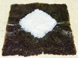 2、浅湘食光&海苔饭团,放米饭