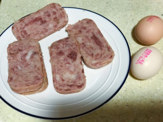 3、浅湘食光&海苔饭团,准备午餐肉切片、鸡蛋