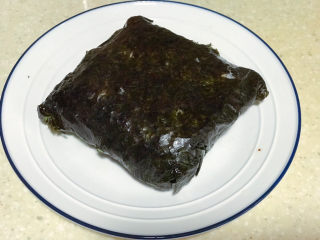 14、浅湘食光&海苔饭团,包裹好的饭团准备切开
