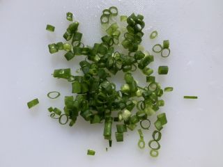 1、娃娃菜炖豆腐,首先将香葱切葱花