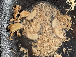 7、娃娃菜炖豆腐,起锅热油，放入姜片虾皮爆香