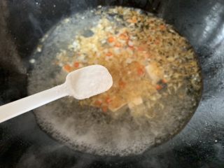 11、娃娃菜炖豆腐,然后加适量盐调味