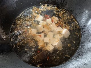 10、娃娃菜炖豆腐,放入豆腐大火煮开