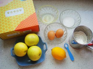 1、白梨卡通蛋糕,食材分别称好备用。