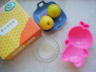 2、白梨卡通蛋糕,白梨去皮去核，取果肉榨汁备用。