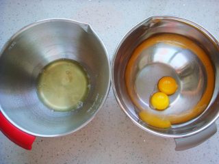 3、白梨卡通蛋糕,盆里要干净要无水无油，小心分离蛋白和蛋黄。