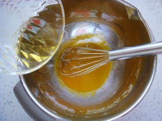 4、白梨卡通蛋糕,30克的白砂糖分出4克加入蛋黄里，加入盐。搅拌均匀后加入玉米油。