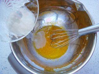 5、白梨卡通蛋糕,加入白梨汁。