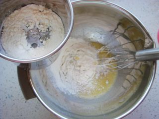 6、白梨卡通蛋糕,继续搅拌均匀，筛入低筋面粉。