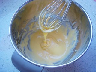 7、白梨卡通蛋糕,呈“Z”字形搅拌均匀至无颗粒。