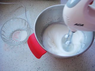 8、白梨卡通蛋糕,先把烤箱预热：上140度，下130度。蛋白里滴入数滴柠檬汁。加入剩余的26克糖粉（分三次加入）先用电动打蛋器打到鱼泡泡状加入一小部分。