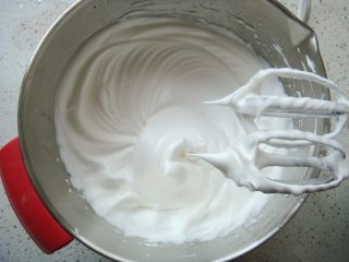 9、白梨卡通蛋糕,打发几圈后再次加入。最后一次加入剩余的糖粉，继续高速打发。提起打蛋器观察蛋白状态：呈现完全直立的尖尖的角就好了。