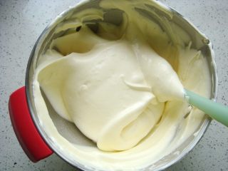 11、白梨卡通蛋糕,呈“J”字形翻拌，不可划圈避免消泡。翻拌均匀后倒入剩下的蛋白中。继续翻拌均匀。