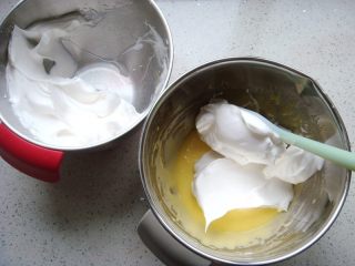 10、白梨卡通蛋糕,把打好的蛋白分一半倒入蛋黄糊糊里。