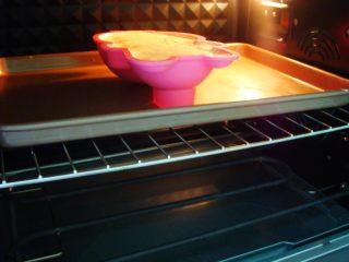 13、白梨卡通蛋糕,烤箱预热好后：放入中层，上140度，下130度，烤60分钟。