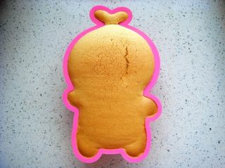 14、白梨卡通蛋糕,出炉不用倒扣，待晾凉后轻按几下即可脱模。