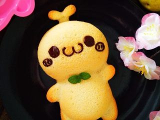 15、白梨卡通蛋糕,用融化的巧克力按轮廓画出眼睛嘴巴。