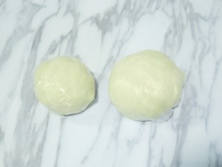 3、蛋黄酥,油皮和油酥分别用保鲜膜盖好，松弛半小时