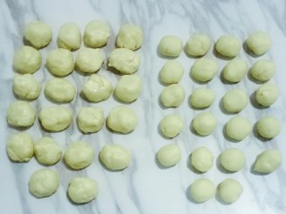 4、蛋黄酥,松弛好的油皮分成18克，油酥12克，