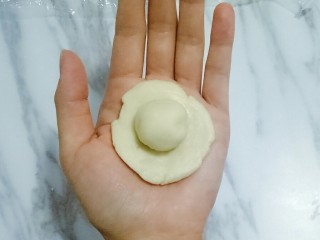 6、蛋黄酥,油酥放在油皮上