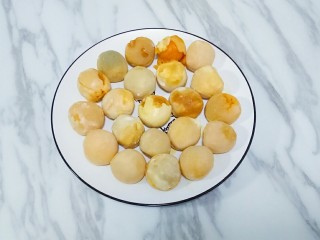 10、蛋黄酥,准备好咸鸭蛋黄，我用的熟蛋黄