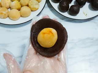 13、蛋黄酥,把蛋黄放在豆沙上