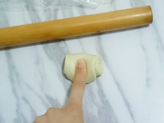 15、蛋黄酥,松弛好的面团，用手指在中间压出一个痕迹