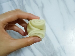 16、蛋黄酥,然后对折