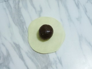 18、蛋黄酥,放入蛋黄馅