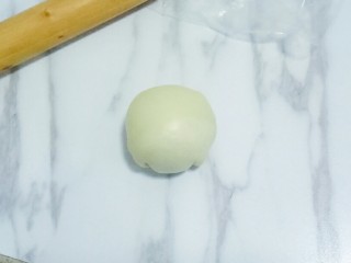 19、蛋黄酥,收紧口，收口朝下，依次全部包好