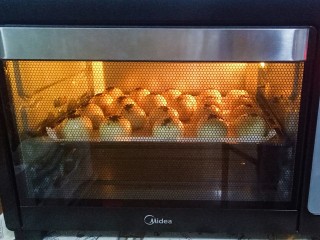 22、蛋黄酥,烤箱预热后，170度30分钟