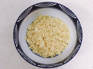 4、薯片鸡翅,薯片压碎