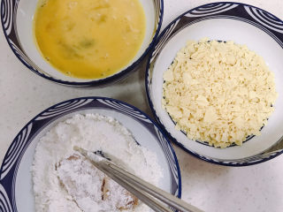 5、薯片鸡翅,鸡翅腌好后，先在面粉里滚一圈。