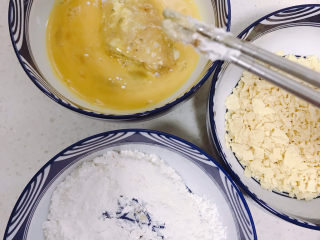 6、薯片鸡翅,在蛋液里滚一圈。