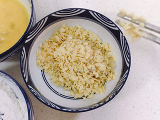 7、薯片鸡翅,最后裹上薯片碎