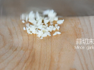 6、2分钟学会这道网红菜——蓑衣黄瓜,蒜切末